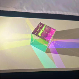 ลูกบาศก์แก้วปริซึม Prism Cube คริสตัลใส (สินค้ามีตำหนิ) ของตกแต่งบ้าน โต๊ะทำงาน คาเฟ่ บาร์ ถ่ายภาพแฟชั่น พร็อพไฟแสงสี
