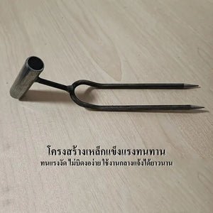 ส้อมพรวนดินเหล็ก อุปกรณ์แทงดินปลูกพืช ใช้เจาะหลุมปลูก คลายดิน แข็งแรง ทนทาน เหมาะปลูกผัก ปลูกต้นไม้ และเตรียมแปลง